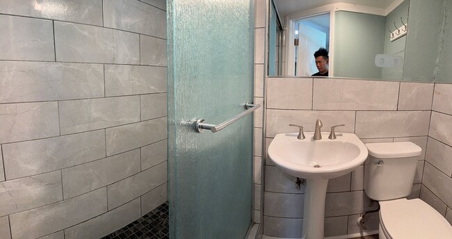 Building Photo - 5 Bedroom/4 Bath Home for lease on 1.5 Acr...