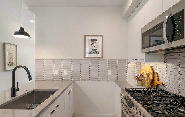 Foto del edificio - Enjoy Stunning City Views from This 2-Bedroom Seattle Gem with Sun Deck!
