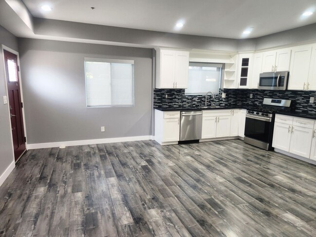 83rd St. - 83rd St. Apartment