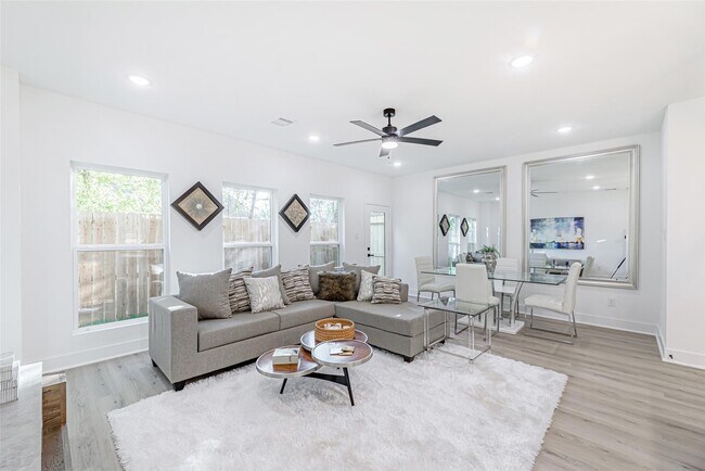 Foto del edificio - 7806 Comal St