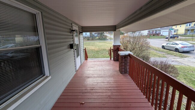 Building Photo - Charming 3-bedroom, 1-bathroom home located in the vibrant city of Akron