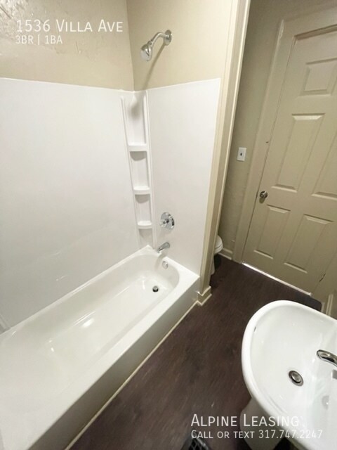Building Photo - 3 Bedrooms Spacious Rooms