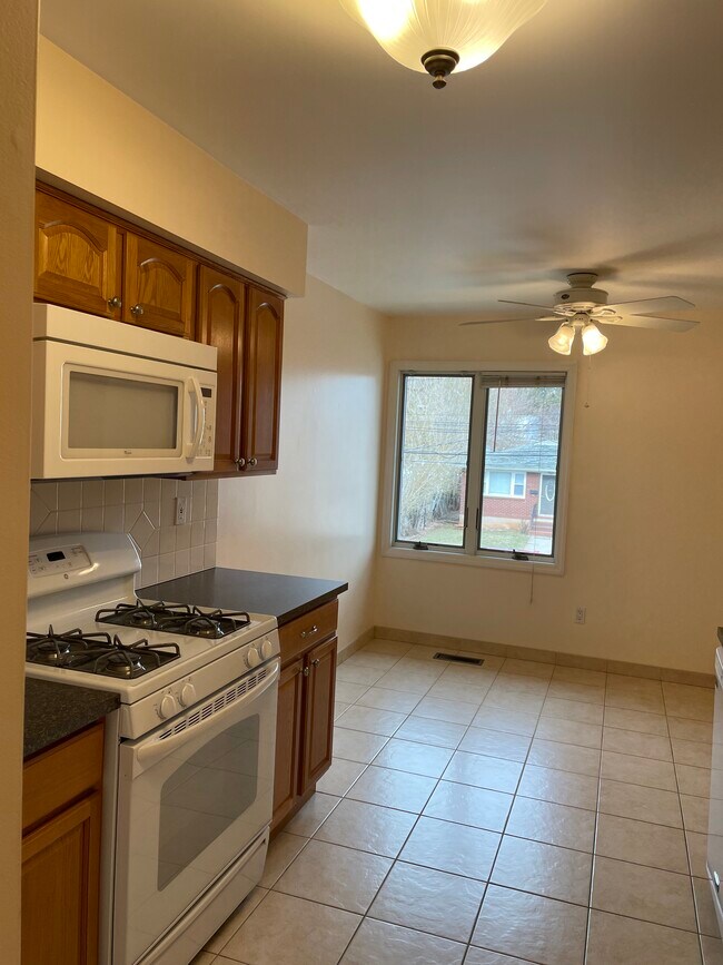 Kitchen - 26 Lincoln Ave