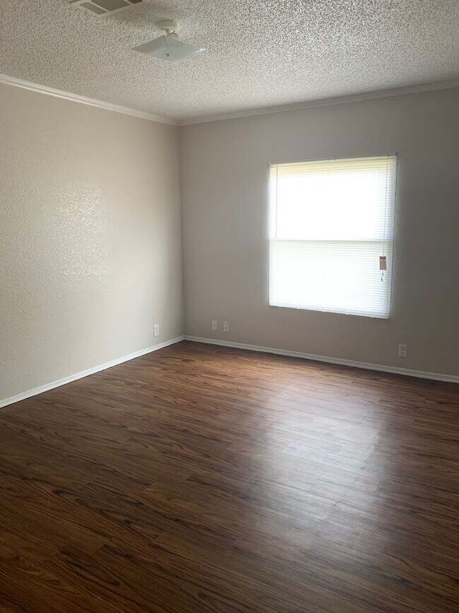 Foto del edificio - Wow!  3 Br 2 Ba Close to Everything!