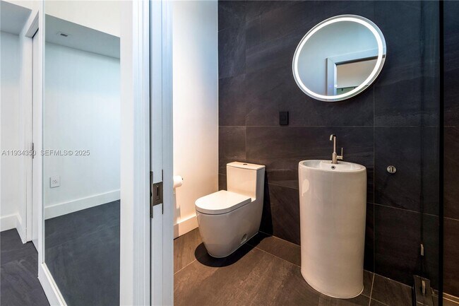 Foto del edificio - 7934 West Dr