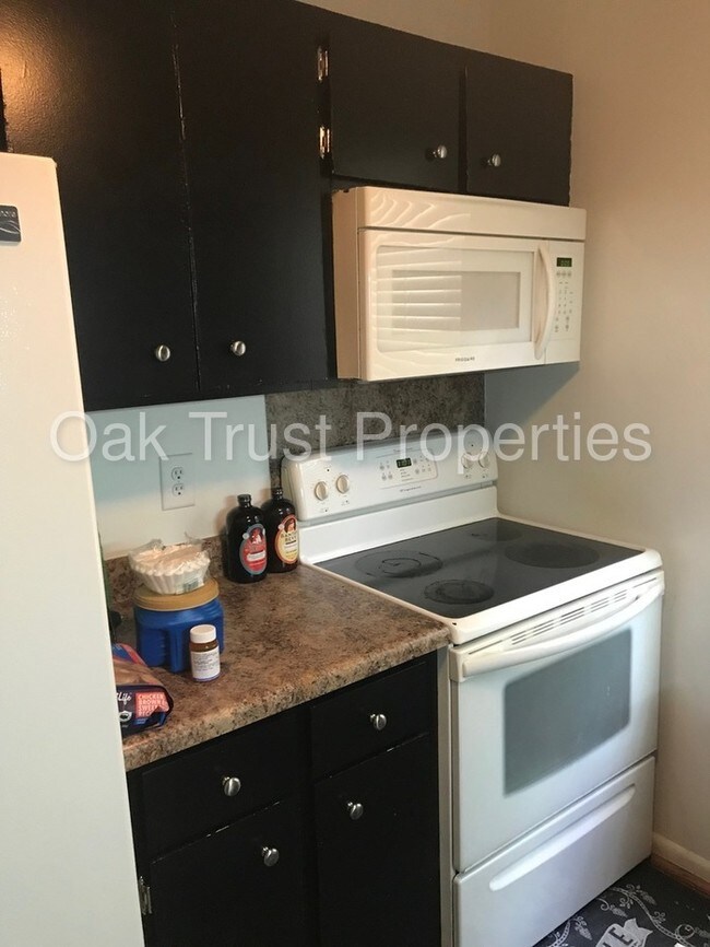 Building Photo - Lakeside James Island Townhouse