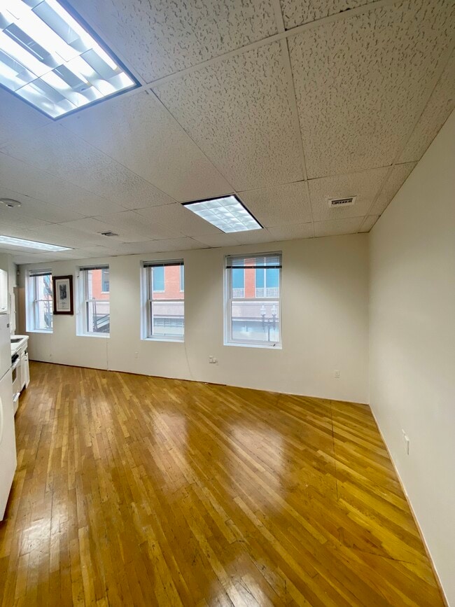 Building Photo - 106 Bedford St