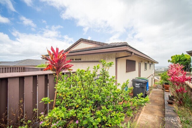 Foto del edificio - 5BD 3BA 2CAR GARAGE House in AIEA