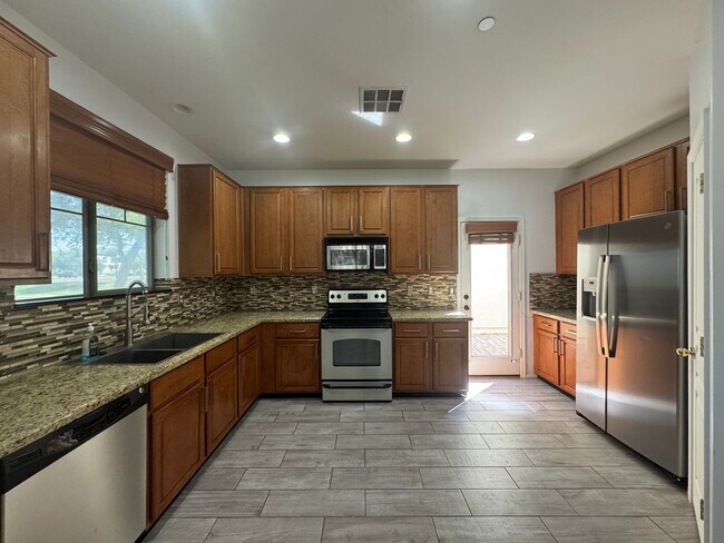 Foto del edificio - 4 BEDROOM HOME IN POWER RANCH