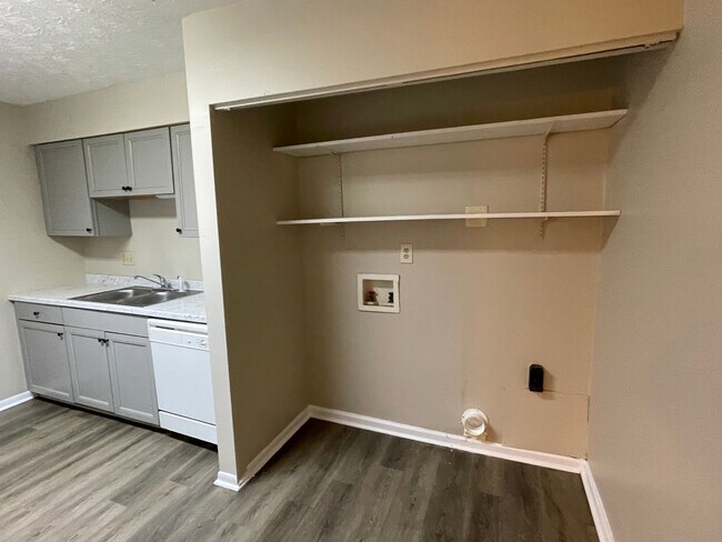 Building Photo - 1532 Pine Log