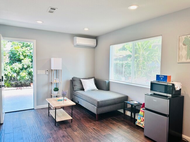 Building Photo - 2621 Wallace Ave