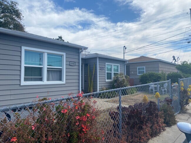 Frente - 6980 Adams Ave