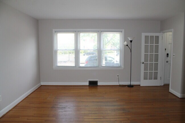 Foto del edificio - 8164 Loch Raven Blvd