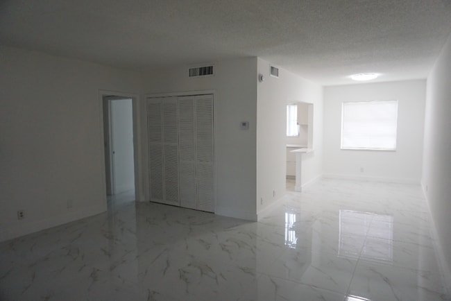Building Photo - 151 Stratford K