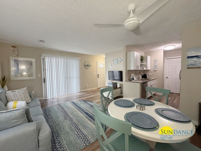 Foto del edificio - Charming Fully Furnished 1-Bedroom Condo in Miramar Beach!