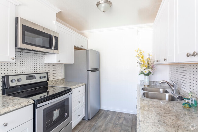 2 BR, 1 BA - 850 SF - Van Houten Apartments