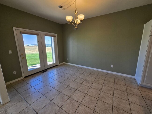 Building Photo - Immaculate and sunny townhome with amazing...