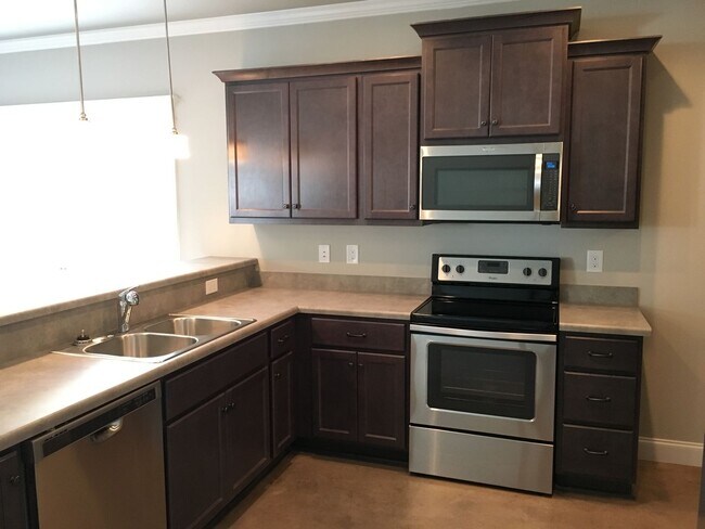 Building Photo - Five Bedroom Close to UGA