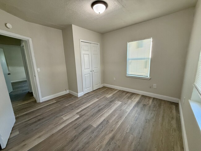 Building Photo - 914 W Vinita Ave