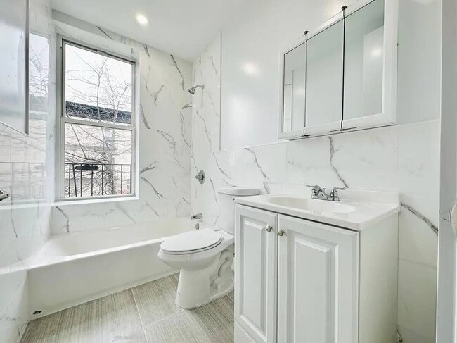 Building Photo - Crown Heights Room, HDTV, 24 min to Manhattan #537