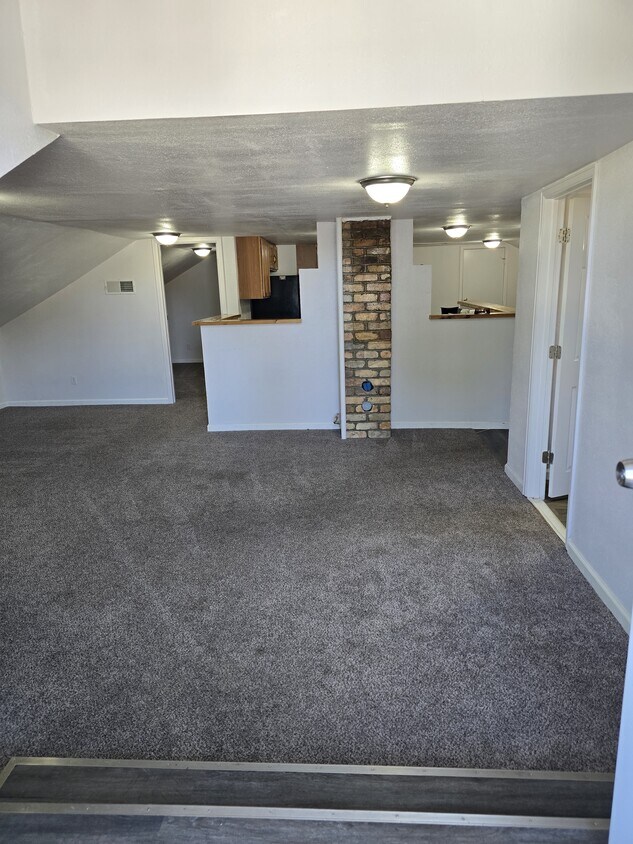 Entryway/livingroom - 2720 Cheyenne Ave