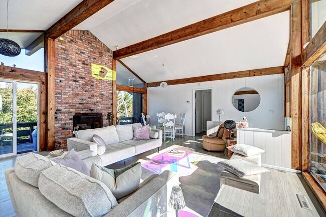 Foto del edificio - 323 Marine Blvd