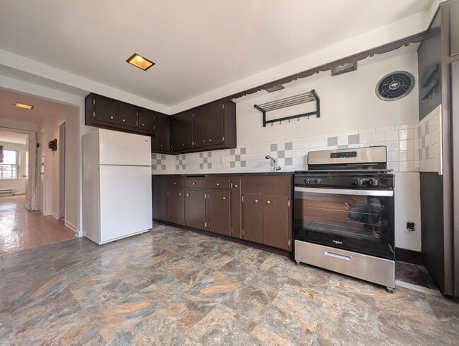 Building Photo - 335 3rd St