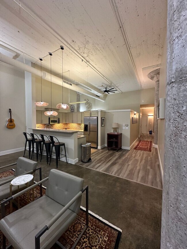 Foto del edificio - 1 BR/ 1BA at The Lofts with GATED GARAGE P...