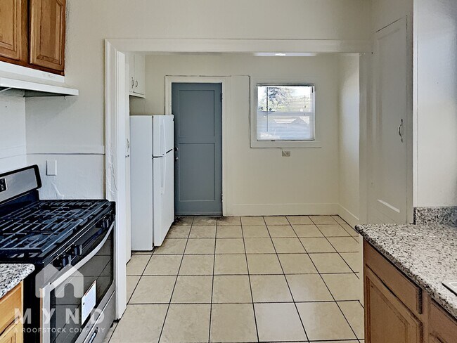 Foto del edificio - 516 105th Ave Apt A