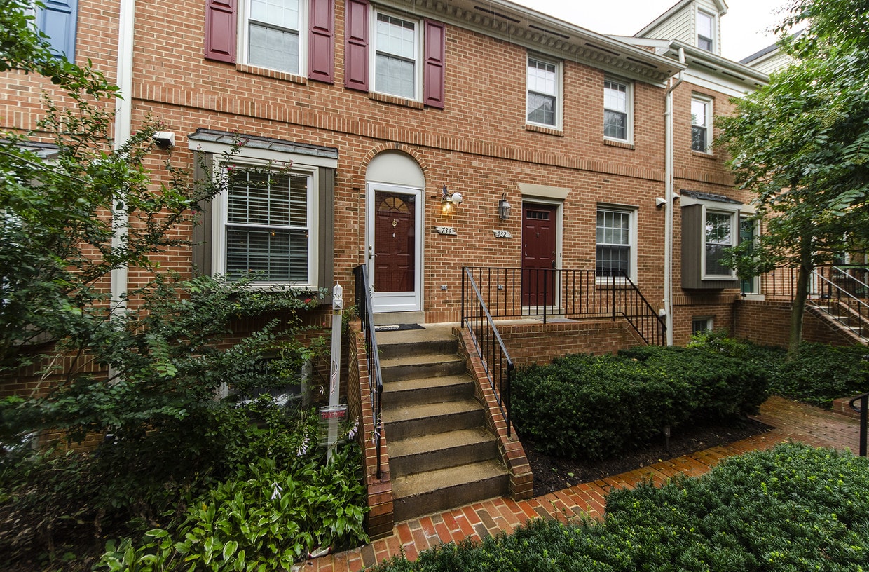 Primary Photo - 734 N Vermont St