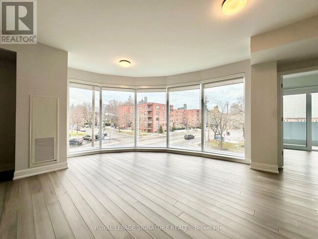 Photo du bâtiment - 2525 Bathurst St