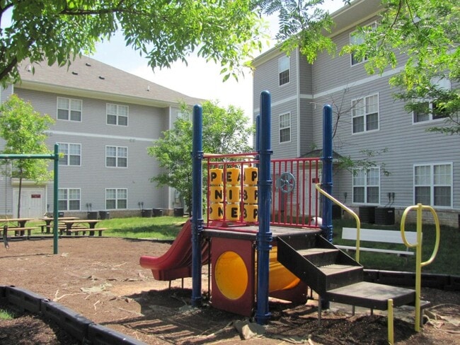 woodwind villa playground - Woodwind Villa Apartments