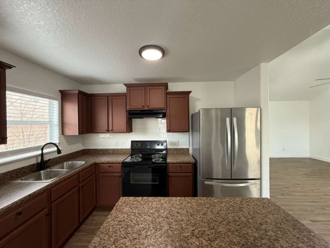 Foto del edificio - 6127 Blind Meadow