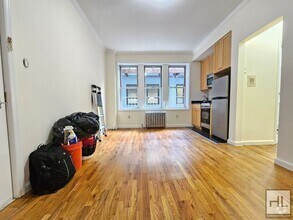 Building Photo - First-floor studio in the heart of Greenwi...