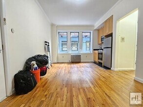 Building Photo - First-floor studio in the heart of Greenwi...