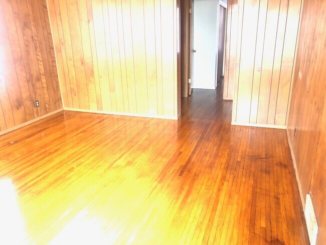 Foto del edificio - Neat 3 BR house in south Bloomington. Hard...