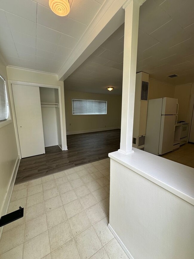 Building Photo - Quiet 2 Bedroom, 1 Bath Home - APPLICATION...