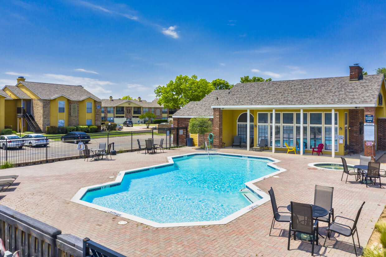 The Arts Apartments at Broadway Commons - Alquileres en Garland, TX