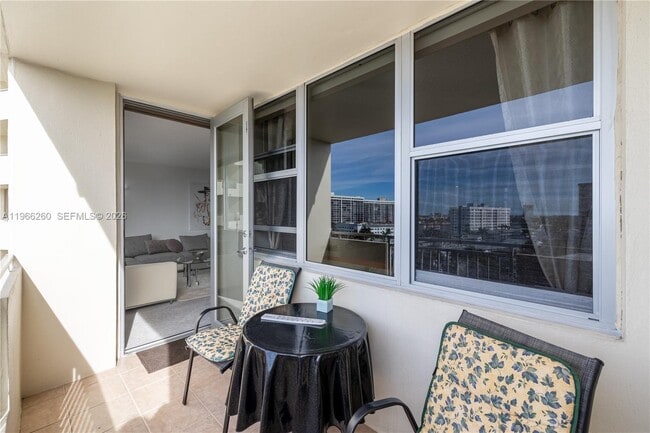 Foto del edificio - 3180 S Ocean Dr