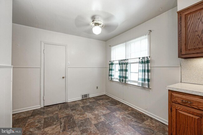 Building Photo - 553 E Holly Ave