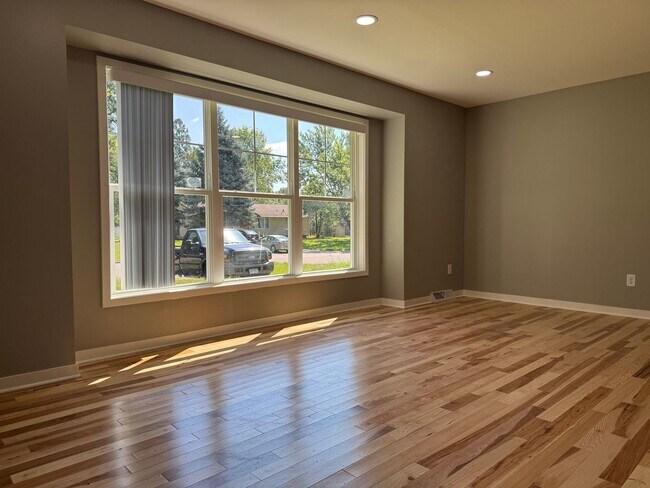 Foto del edificio - Stunning 5 Bedroom 2 Bathroom Home + Den i...