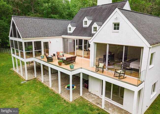 Foto del edificio - 6890 Mink Hollow Rd