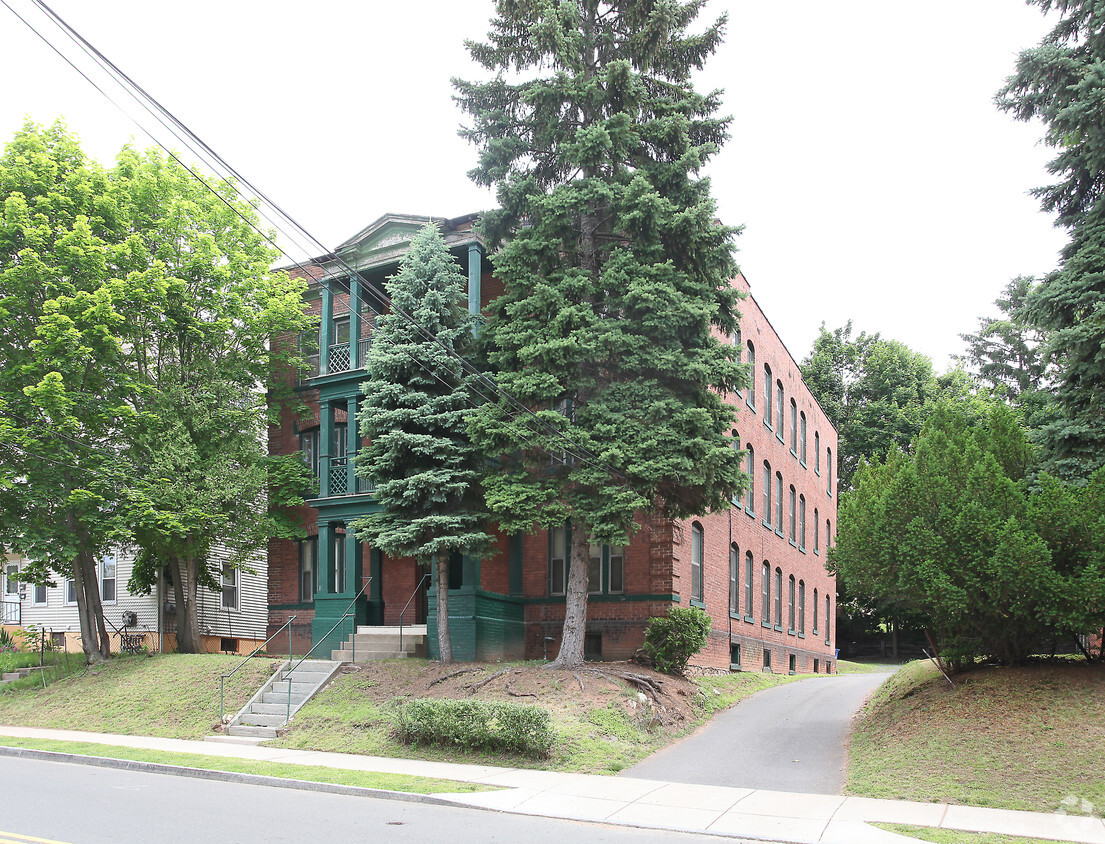 Primary Photo - 198-200 Glen St