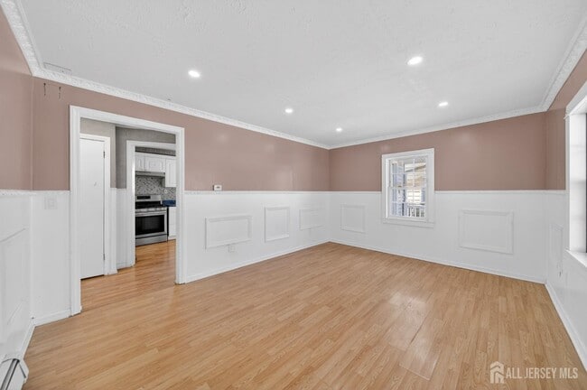 Building Photo - 114 Larch St