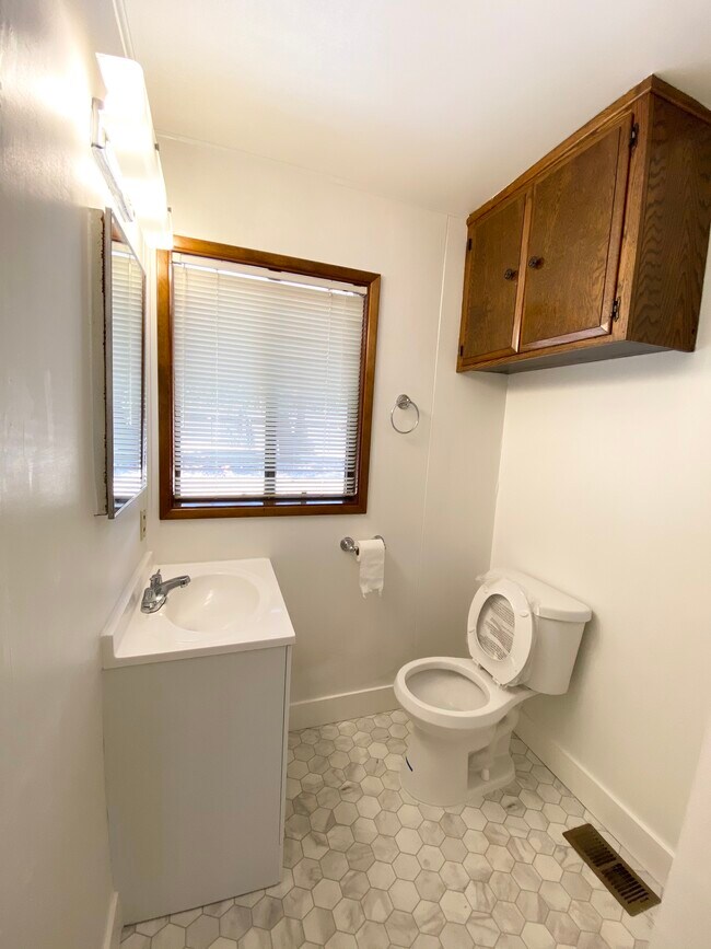 Building Photo - 272 Tyrella Ave