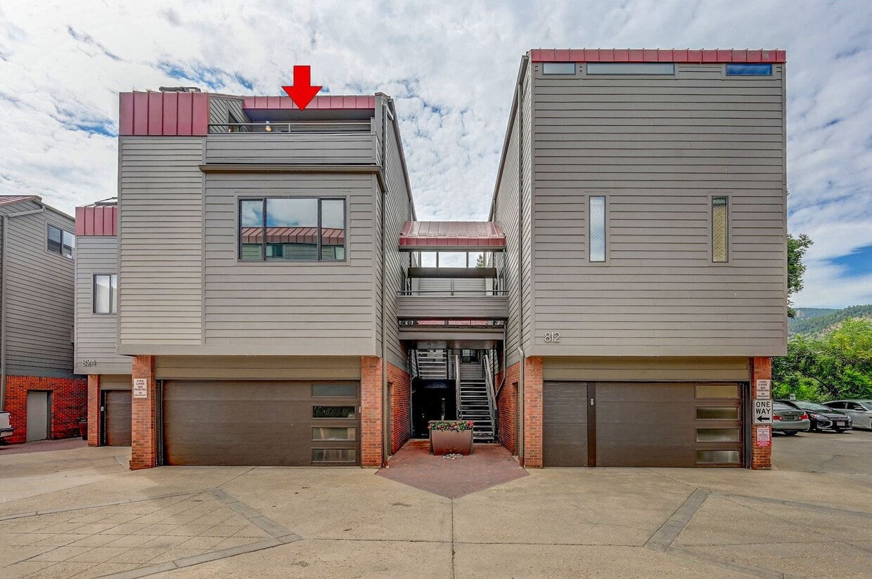 Primary Photo - Downtown 3bed/3 bath w/2-car garage - $4500