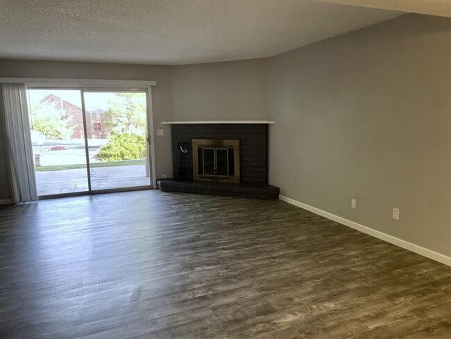 Building Photo - TOWNHOME - VILLAGE OF OAK CREEK - RED ROCK...
