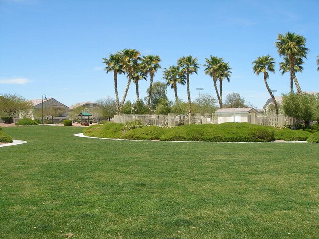 Building Photo - LARGE 3 BED, 2.5 BATH TOWNHOME IN GATED ALIANTE POOL COMMUNITY