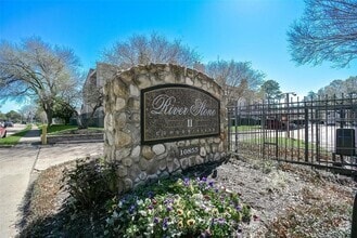 Building Photo - 10855 Meadowglen Ln