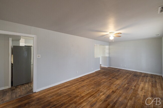 Foto del edificio - For Lease